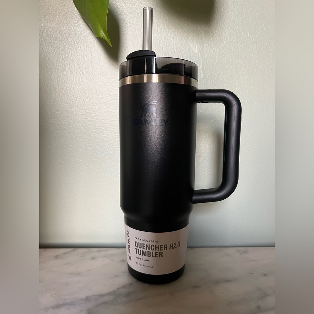 New Stanley Quencher H2.0 FlowState Tumbler (Black) with Lid and Straw